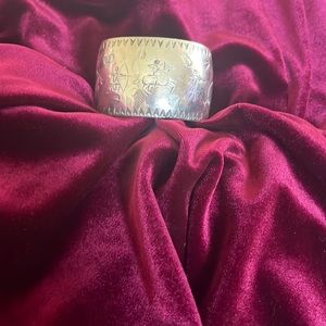 VERY HEAVY OLD PAWN STERLING BRACLET. NAVAJO. It tells a story of battle.